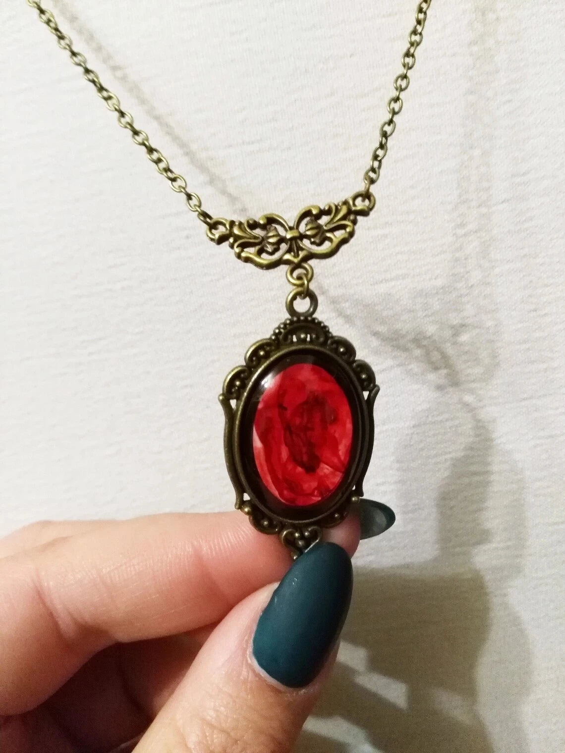 🖤 ​​​​Collier en Quartz Rouge Sang de Vampire avec Camée Papillon – Ras du Cou Gothique | Édition limitée