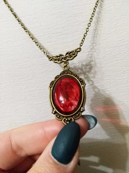 🖤 ​​​​Collier en Quartz Rouge Sang de Vampire avec Camée Papillon – Ras du Cou Gothique | Édition limitée