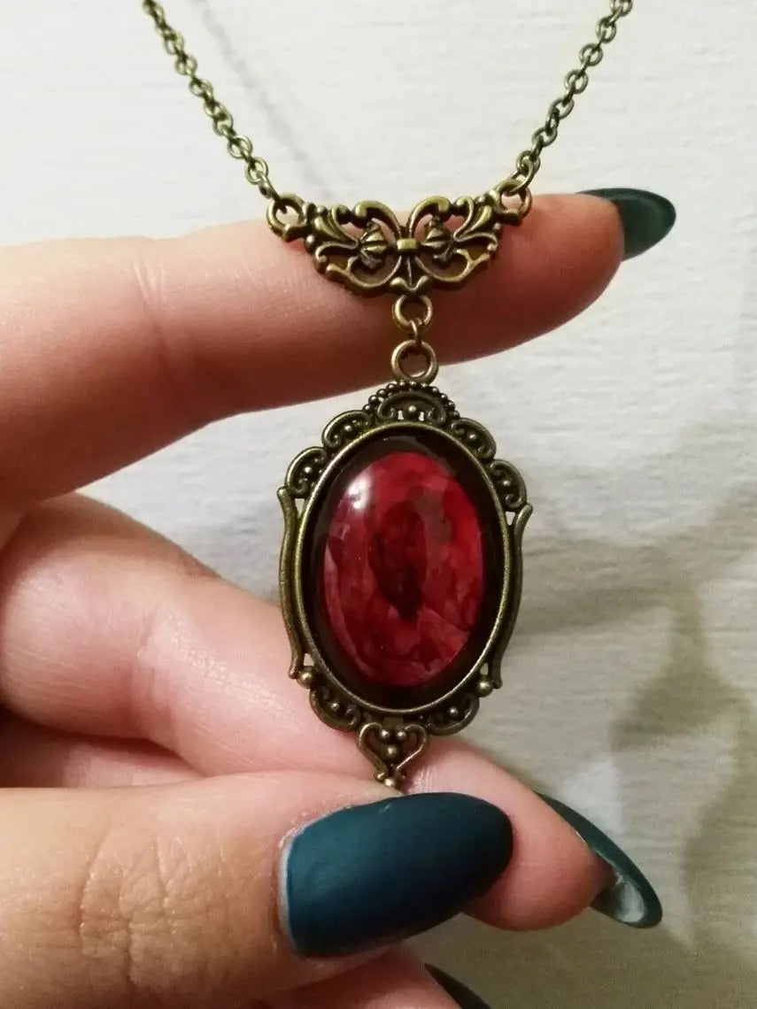 🖤 ​​​​Collier en Quartz Rouge Sang de Vampire avec Camée Papillon – Ras du Cou Gothique | Édition limitée