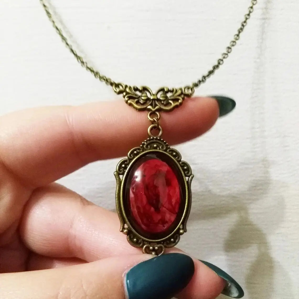 🖤 ​​​​Collier en Quartz Rouge Sang de Vampire avec Camée Papillon – Ras du Cou Gothique | Édition limitée