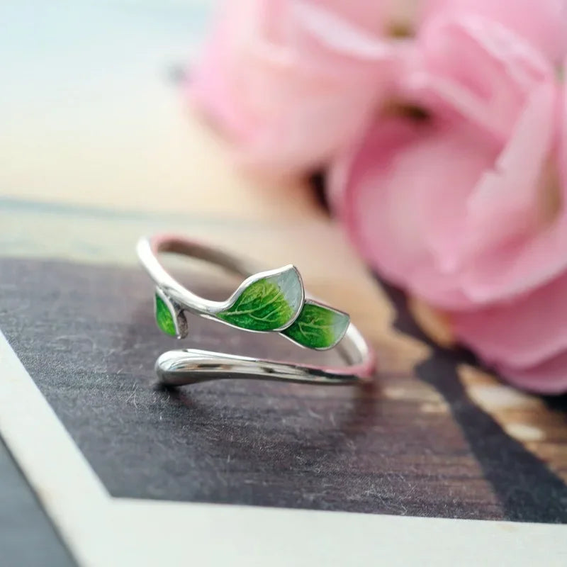 🌿 Fashion Accessories Groene Bladeren en Twijg Ring – Zilverkleurig, Verstelbaar, Natuur geïnspireerd