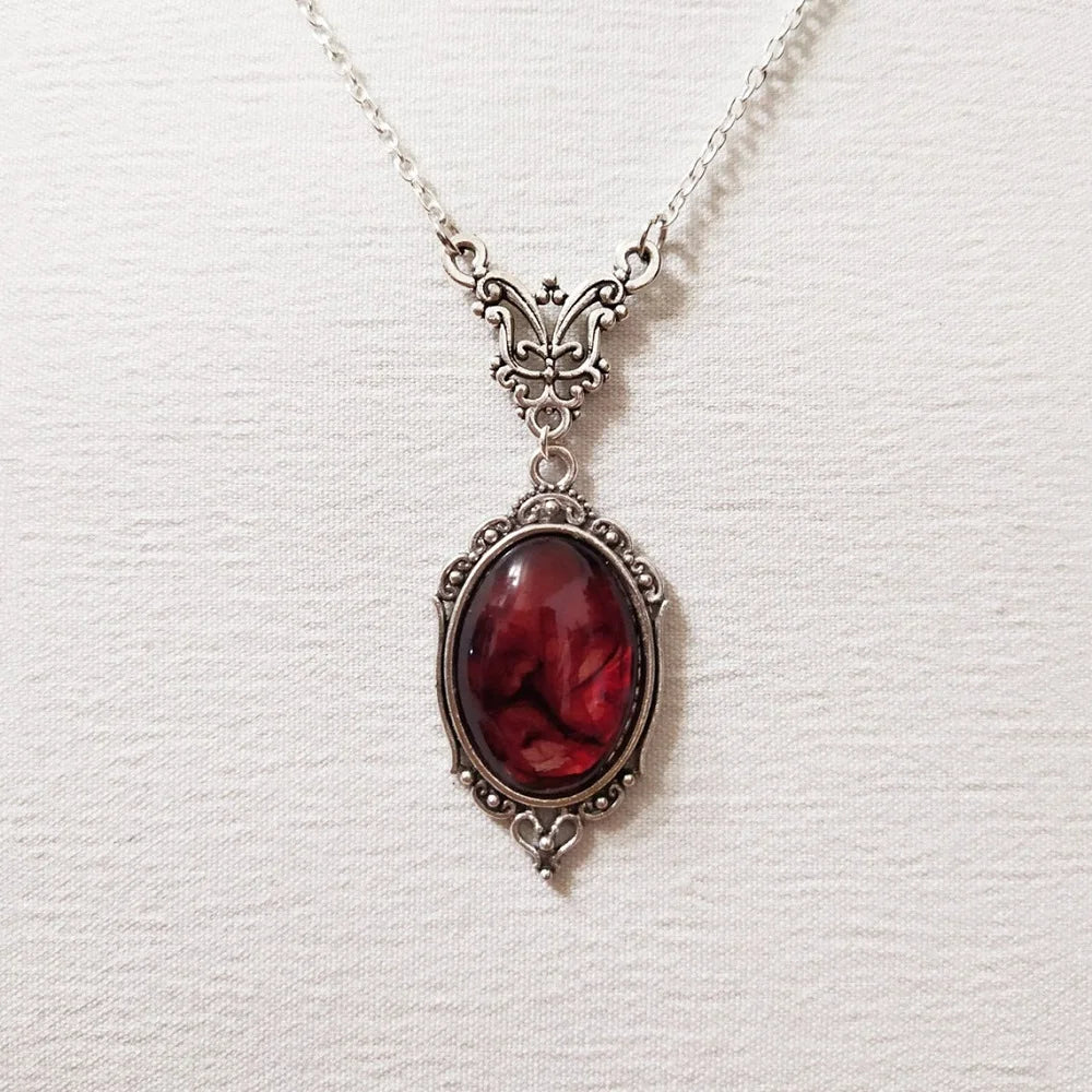 🖤 ​​​​Collier en Quartz Rouge Sang de Vampire avec Camée Papillon – Ras du Cou Gothique | Édition limitée