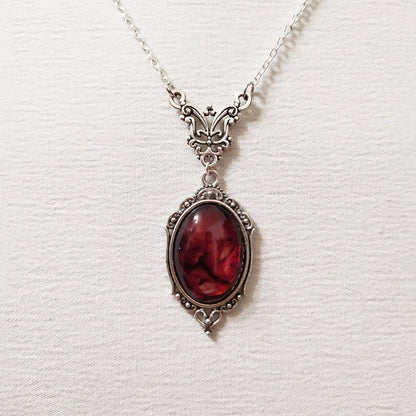 🖤 ​​​​Collier en Quartz Rouge Sang de Vampire avec Camée Papillon – Ras du Cou Gothique | Édition limitée