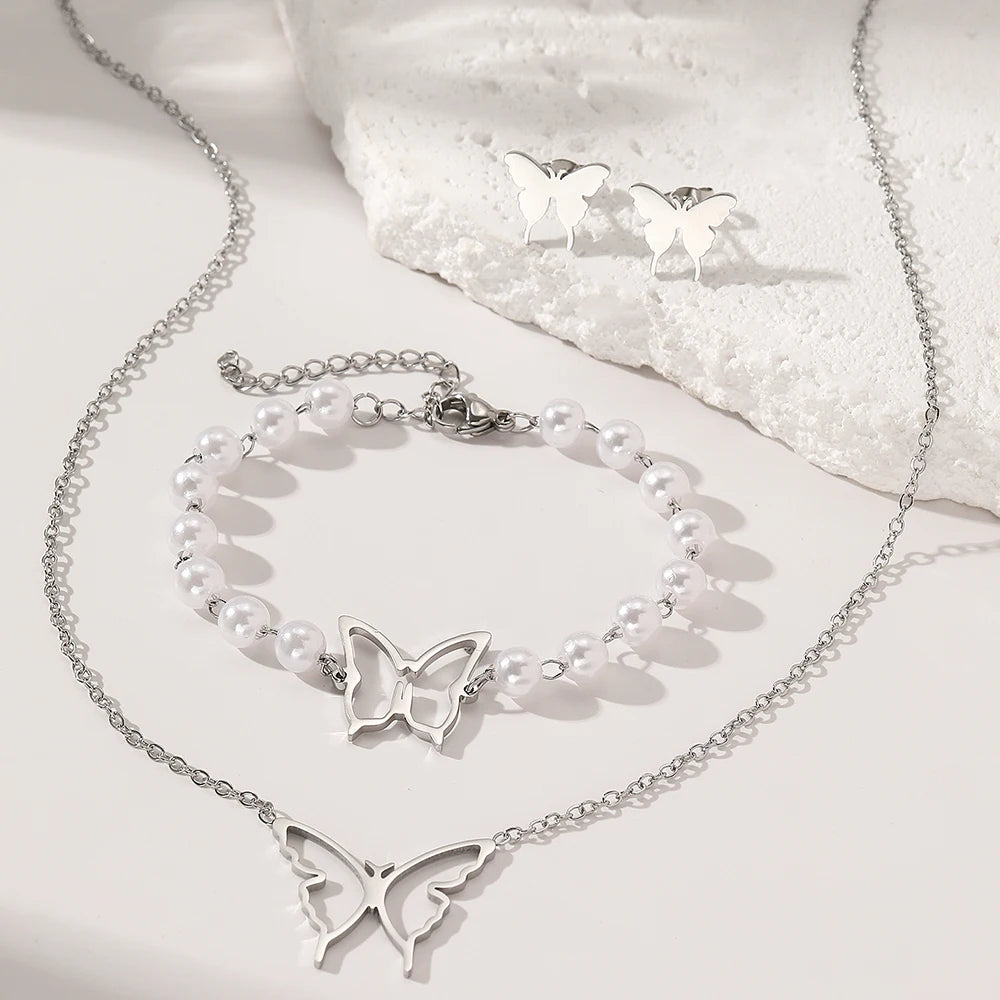 Ensemble de bijoux – Collier, boucles d'oreilles, bracelet en perles et motif papillon