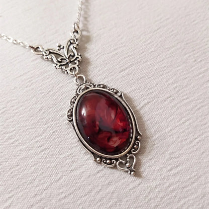 🖤 ​​​​Collier en Quartz Rouge Sang de Vampire avec Camée Papillon – Ras du Cou Gothique | Édition limitée