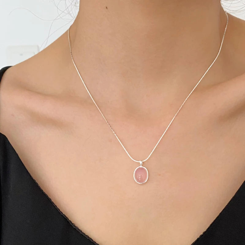 Collier avec pendentif en pierre de lune en cristal rose argenté pour femme - Chaîne de clavicule à pendule ovale simple et tendance