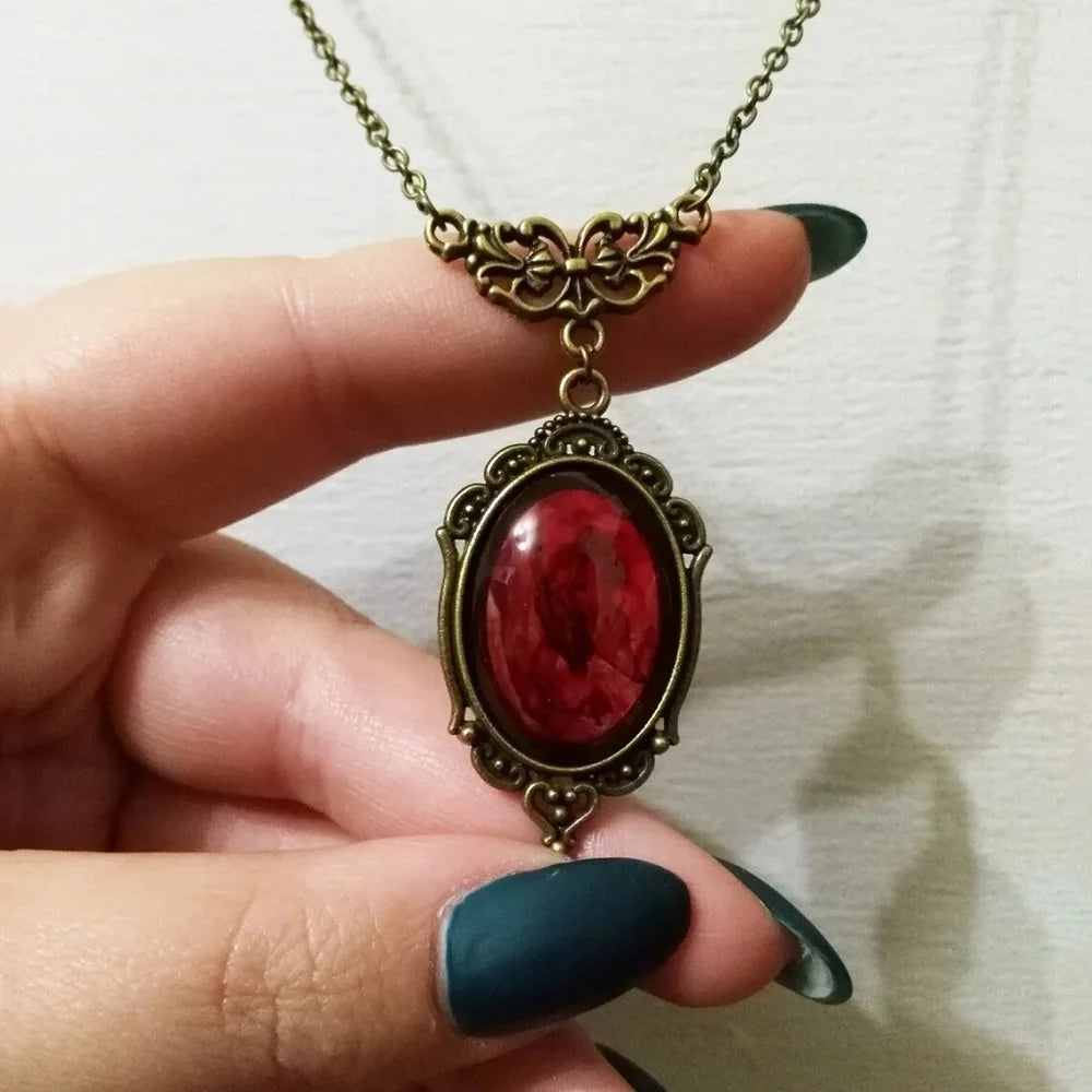 🖤 ​​​​Collier en Quartz Rouge Sang de Vampire avec Camée Papillon – Ras du Cou Gothique | Édition limitée