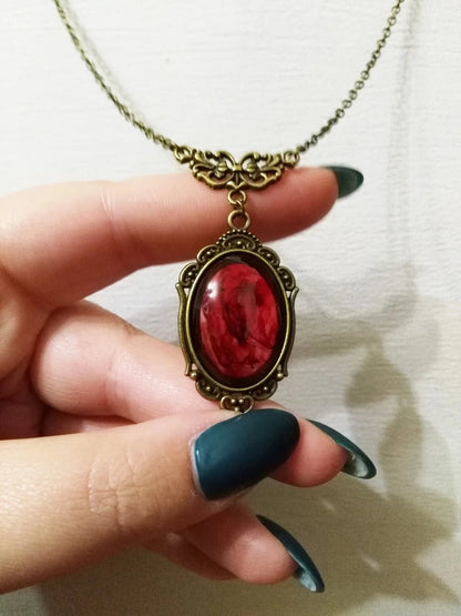 🖤 ​​​​Collier en Quartz Rouge Sang de Vampire avec Camée Papillon – Ras du Cou Gothique | Édition limitée